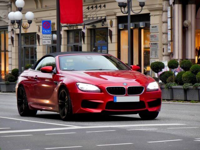 赤いBMW